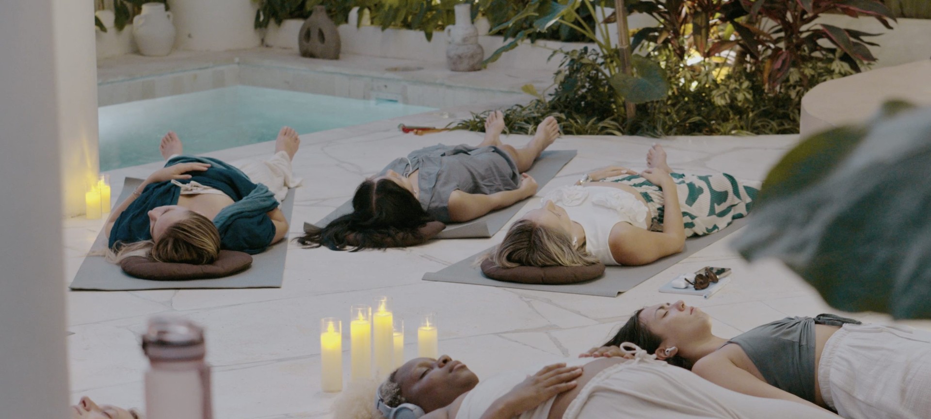Círculo de meditación en retiro holístico al atardecer
